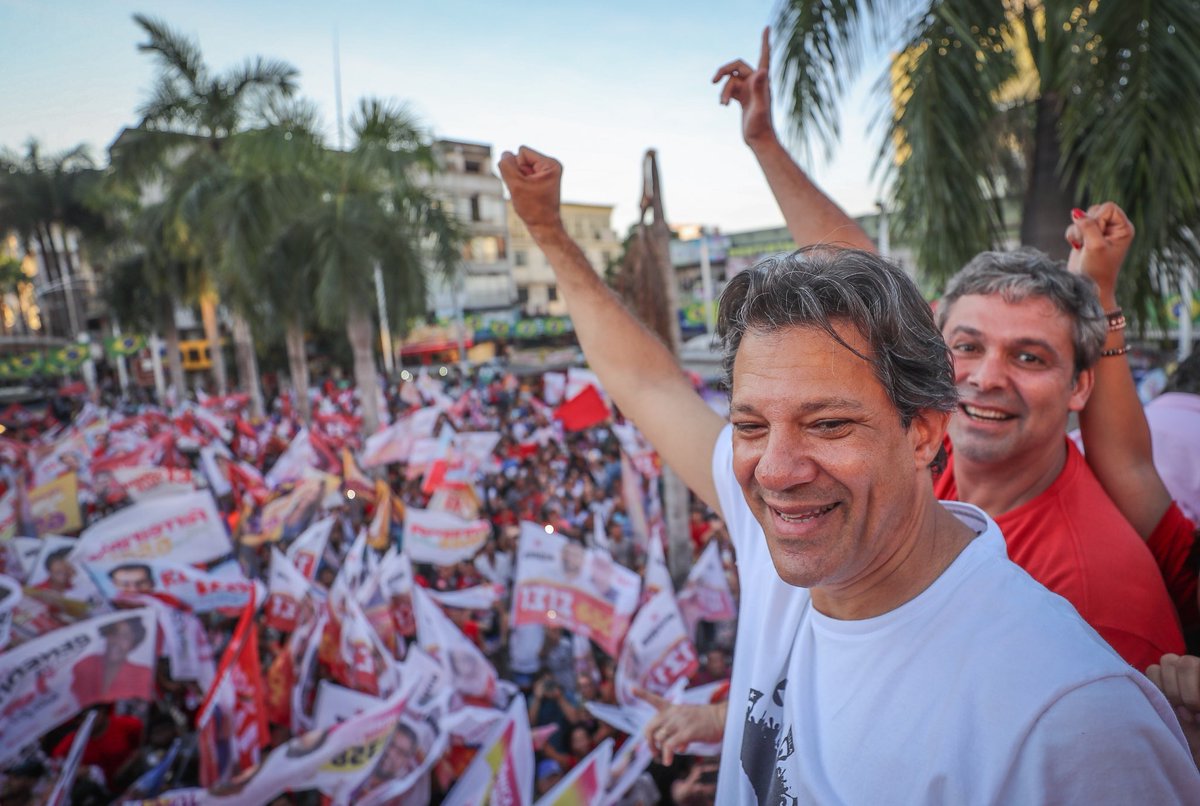 Obrigado, Rio de Janeiro! 

É pela democracia. Pela volta do emprego, da inclusão social, das vagas na universidade, dos direitos trabalhistas, das oportunidades. Vamos juntos vencer essa eleição! 

Foto: Ricardo Stuckert