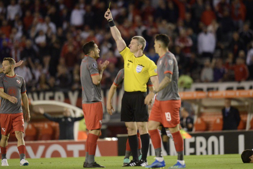 Era penal para #Independiente: Pinola rechazó, dejó la pierna en alto y le pegó a Benítez. El árbitro esperó, escuchó a los encargados del VAR y no cobró nada. ¿También era para roja? ➡ ole.com.ar/futbol-interna…