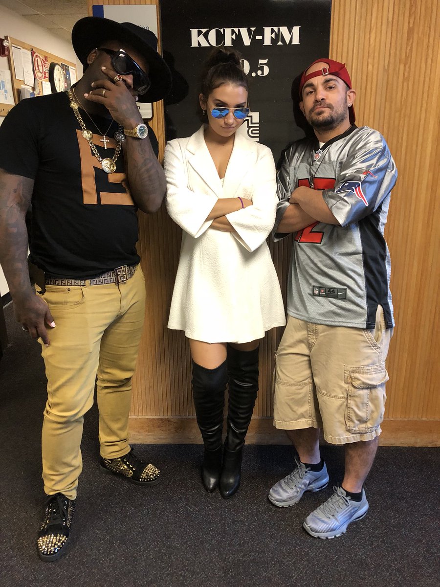 Major88Keys's tweet photo. @_major88keys_ x @omilysanchez x @midwestmixtapes at 89.5thewave dope interview be on the look out for the music coming soon‼️ #Major88keys #MajorHitz #NeverNotWorking #EmpireDistribution #Musician1stProducer2nd #RealProducersPlayTheirOwnMusic #InTheStudioCookin #TrapSoul https://t.co/XRuwoh58aP