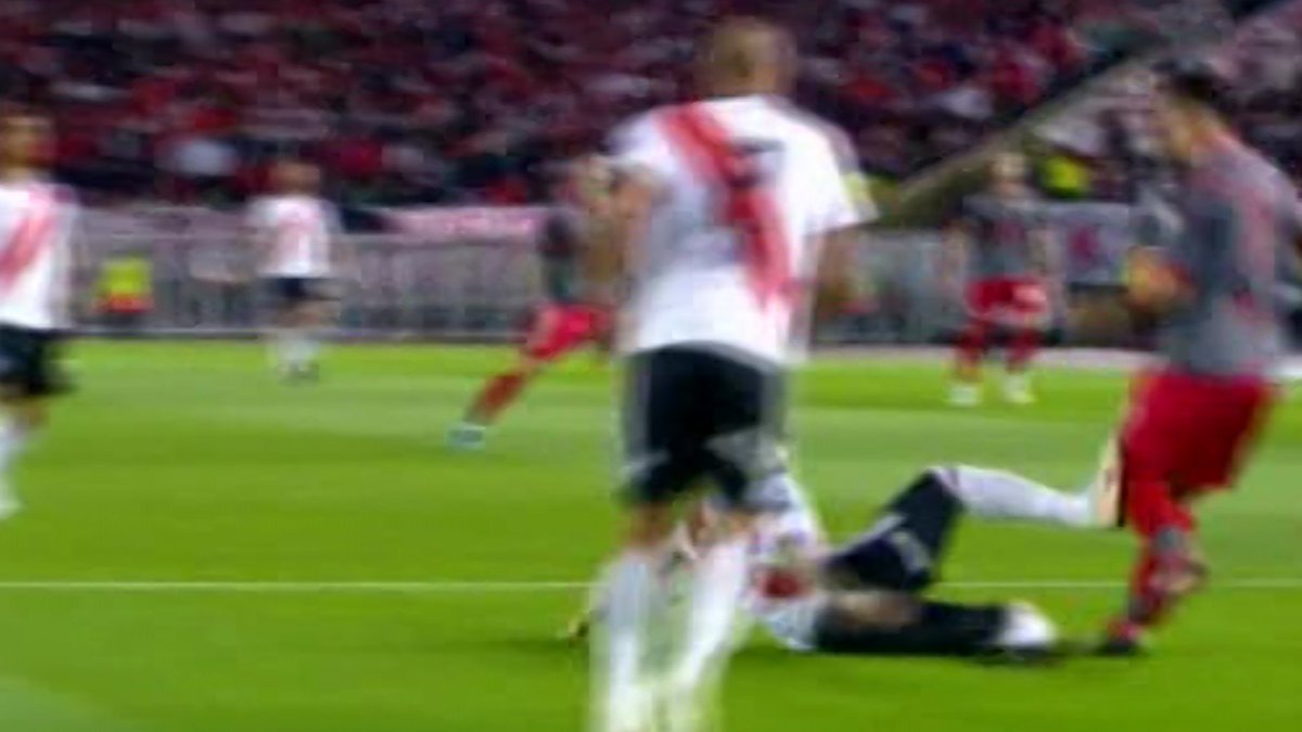 #CopaLibertadores La polémica en River-Independiente: era penal y roja a Javier Pinola por su planchazo a Martín Benítez
infob.ae/2O1BLTO