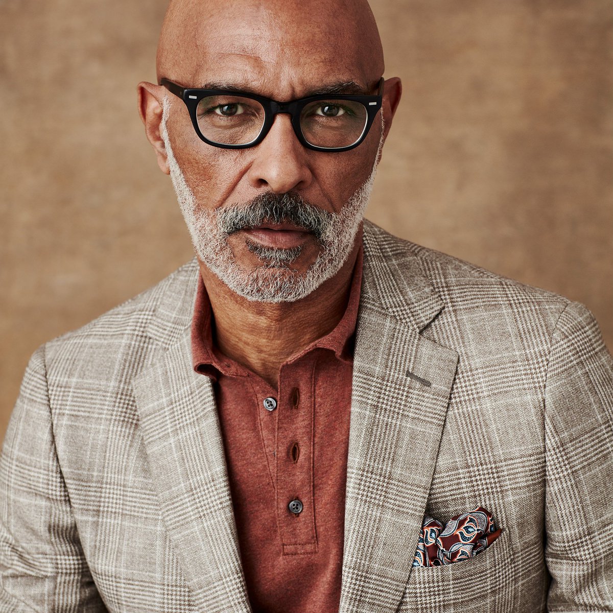 JHilburn's tweet image. The polo in rust paired with a patterned pocket square adds the right amount of interest while staying refined in this seasonally appropriate shade. Discover this look here: bit.ly/2E25asP