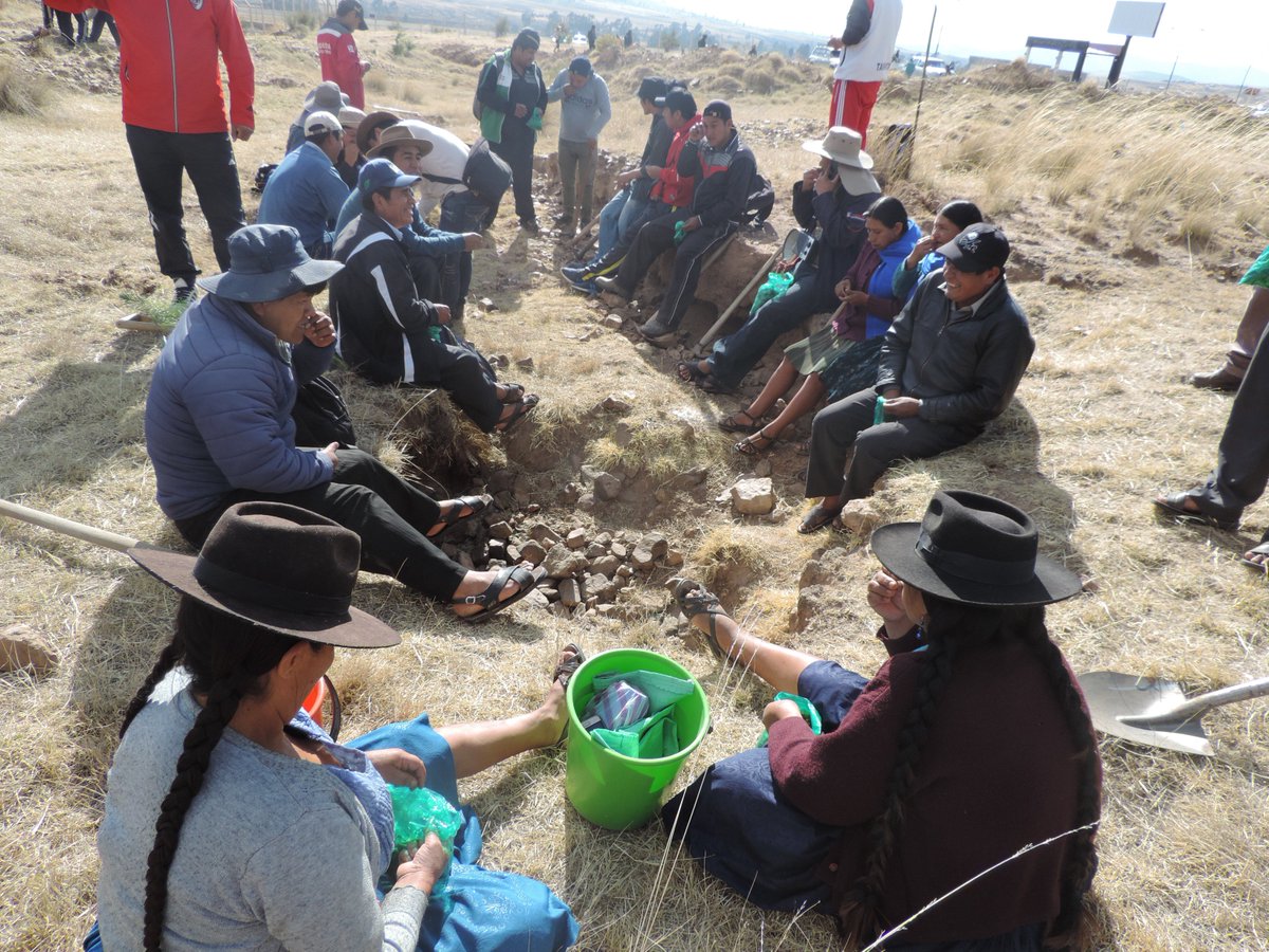 JDFATOS's tweet image. La Gobernación de Chuquisaca hoy celebra el Día Nacional del Árbol, con una campaña de Forestación y Reforestación en el sector de Alcantari, 
La J-DFATOS  con todo el Equipo de Trabajo participando en la plantación de Arboles encabezado por  Leonardo Maturano y  Leoncio Layme .