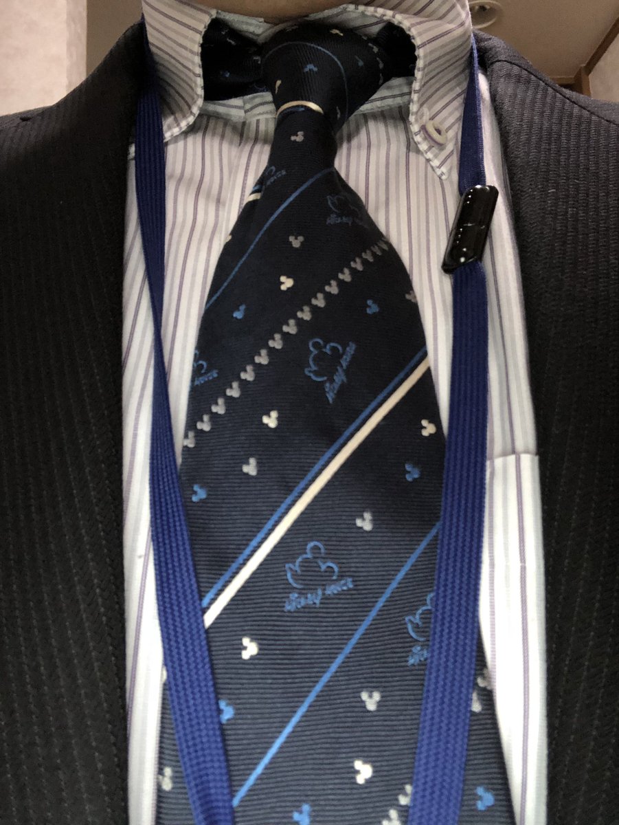 しまむら 今日のネクタイはミッキー ボタンダウンのシャツにネクタイの場合は結ぶのに二手間ぐらい面倒