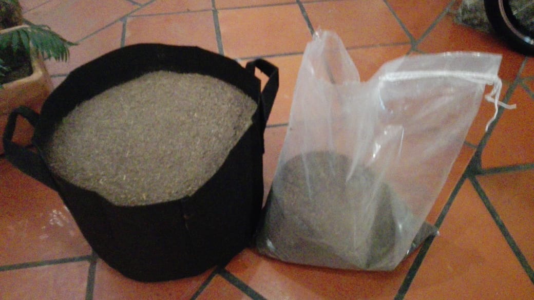 CesarJerezM's tweet photo. #Ahora sembramos el primer kit Agropods de agricultura urbana en @reserva_cafe con el profesor Wilson Cárdenas, las plantas germinarán en 4 semanas y la primera cosecha propia de cilantro, rúgula, rábano y cebollín dentro de 8 semanas. A la venta aquí por 70K @ANZORC_OFICIAL https://t.co/4NETjAepx4