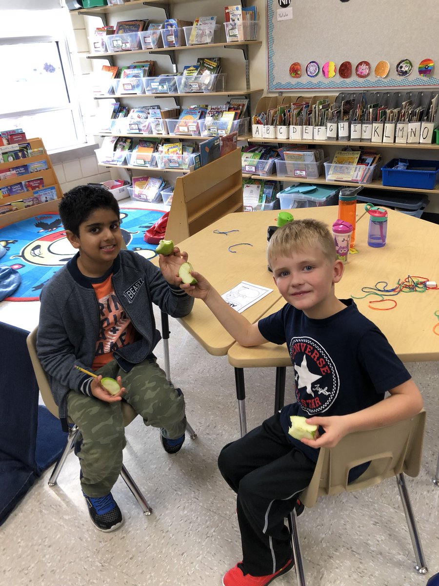JuliaBirss's tweet photo. Today we did an apple exploration with our 3/4 buddies! 🍎🍏 @Braken2 @islandLRSD https://t.co/xkaFjMSkuB