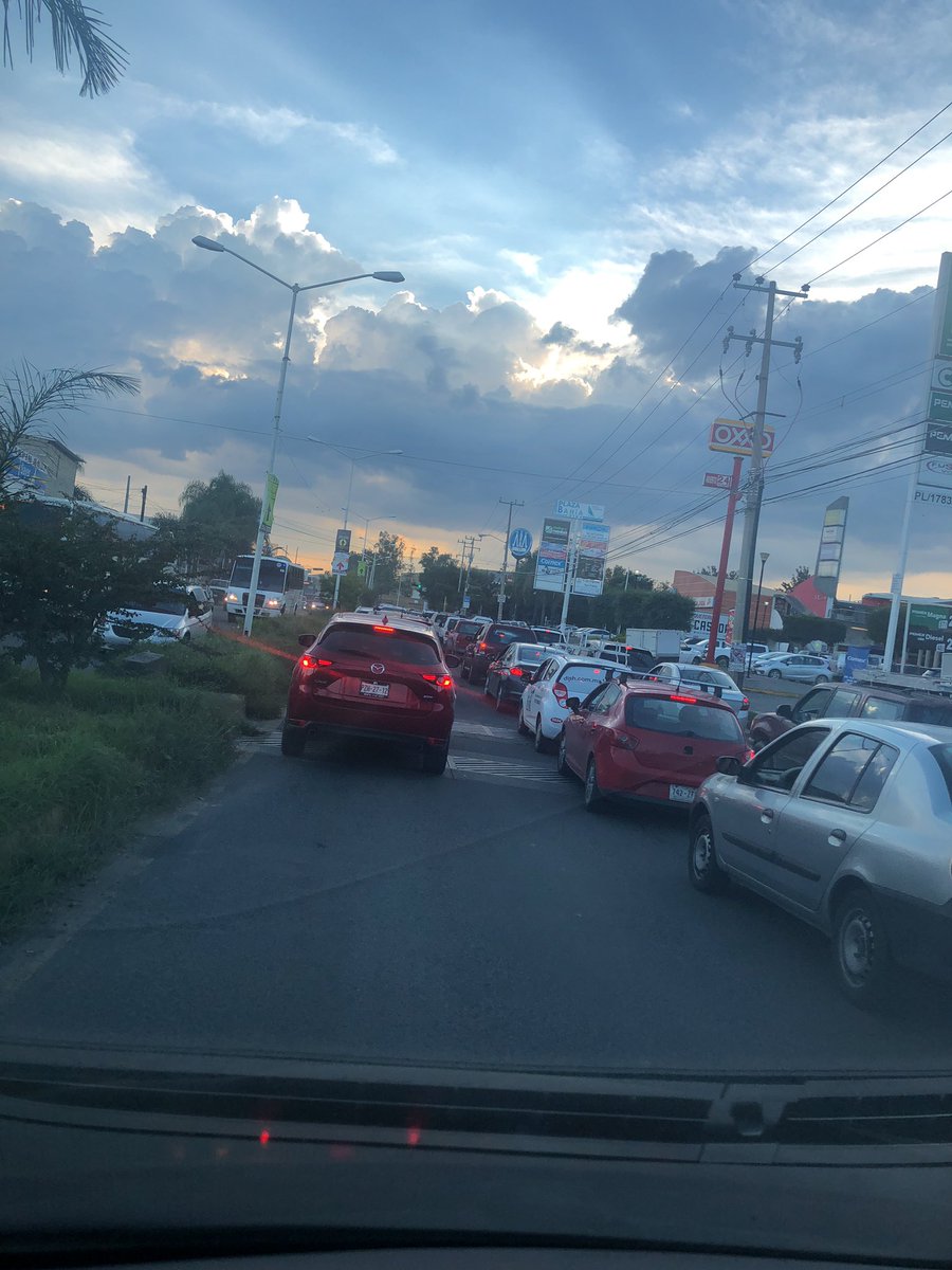 eduborda00's tweet photo. @TraficoZmgRadio alguna ves las autoridades se darán una vuelta para ver el caos que se genera por el mal estado de las calles en GDL en especial por Camino Real a Colima y Av. Bahía de todos Los Santos https://t.co/ypv7ddL0qw