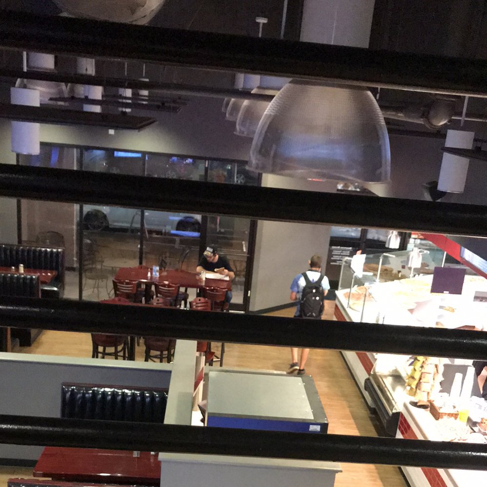 Graybay22's tweet photo. Upstairs #sliceofnypizza @getStealz https://t.co/r5lqvwC90s
