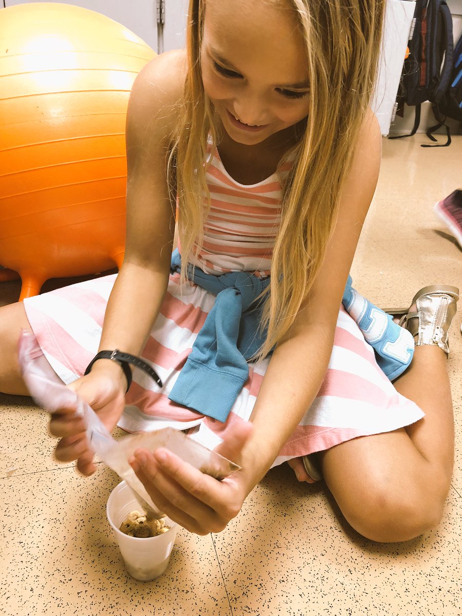 MsYangCES's tweet photo. It’s always a fun time when you get to EAT what you’ve just learned! 🌱😋 #Science #Soil #LayersOfSoil #ThirdGrade #OurCES #MsYangsThirdGrade https://t.co/44UArniWvf