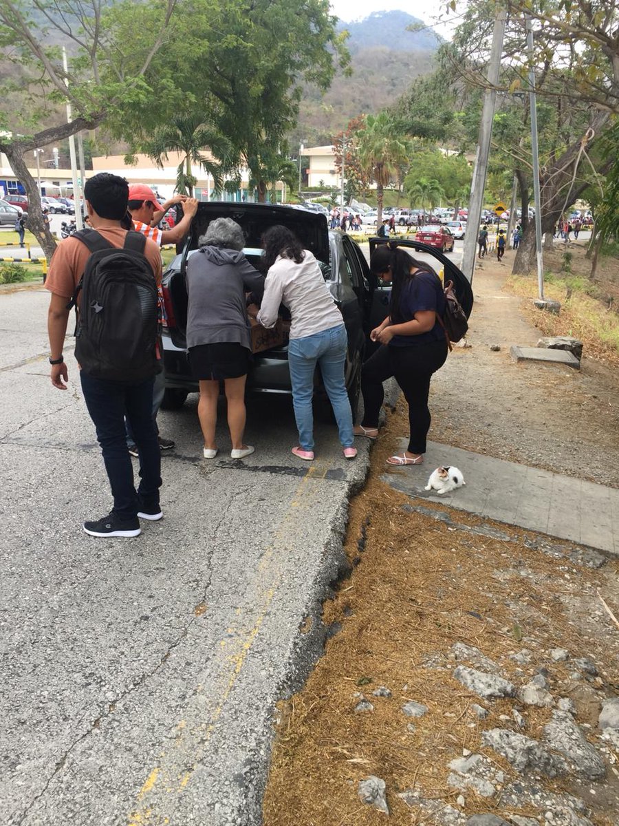 GpaPoppe's tweet photo. 1/3
El día de hoy se suscitó un caso lamentable, CUATRO GATOS  fueron ABANDONADOS a vista y paciencia de todo el mundo. Frente al edificio de Ciencias Naturales y Matemáticas. @espol
@cparedesverduga 
Por favor rt @RescateAnimalEC https://t.co/eYeIEj0475