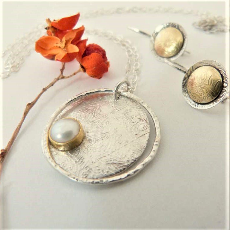 bnoxgold's tweet photo. BNOX Jewelry Studio &amp; Fresh Art fall Tour Oct 5-7 - https://t.co/WQHyKT7Ctb
Enjoy a Fall color drive &amp; art tour along the Great River Road and the bluff country of Western Wisconsin.  Oct 5-7  Fri Sat &amp; Sun ~ OPEN 10-5  https://t.co/oExt2oGJiI https://t.co/BRiRGULKEa