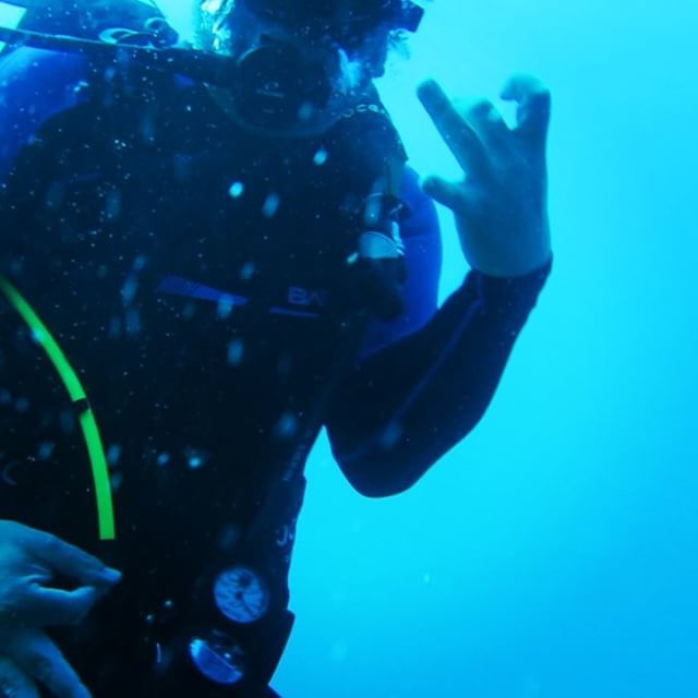 SceneStealrEric's tweet photo. Is underwater air guitar still βairβ guitar?
#makeairnotwar #mauihawaii #maui #airguitar #waileapoint https://t.co/sTRHcOaSSY https://t.co/bBL7GC4FMr