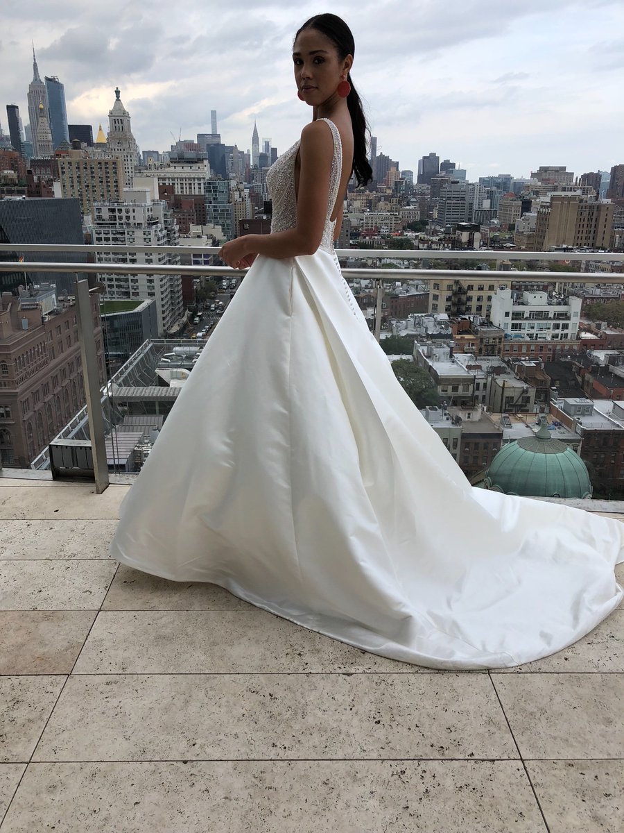 mrsgiacooper's tweet photo. So today I eloped 💍

Jk, thanks to the team @maggiesottero for always making me feel so beautiful in your collections!! Love you guys!! Xoxo #newyork #model #bridalweek #willybabe #wifey #QueenKorleone https://t.co/Hg8dElzHOA