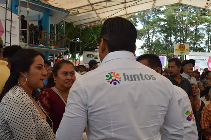 JesusGHerreraP's tweet photo. Este día el #GabineteSocial del Gobernador @alejandromurat a través del programa #Juntos asistimos a #Teojomulco con las caravanas que acercan los servicios gratuitos hasta las comunidades. 
La @defensoria_oax asesora jurídicamente a hombres y mujeres del estado
@IvetteMurat https://t.co/IjKGb3hFBA