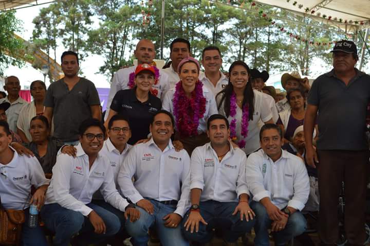JesusGHerreraP's tweet photo. Este día el #GabineteSocial del Gobernador @alejandromurat a través del programa #Juntos asistimos a #Teojomulco con las caravanas que acercan los servicios gratuitos hasta las comunidades. 
La @defensoria_oax asesora jurídicamente a hombres y mujeres del estado
@IvetteMurat https://t.co/IjKGb3hFBA