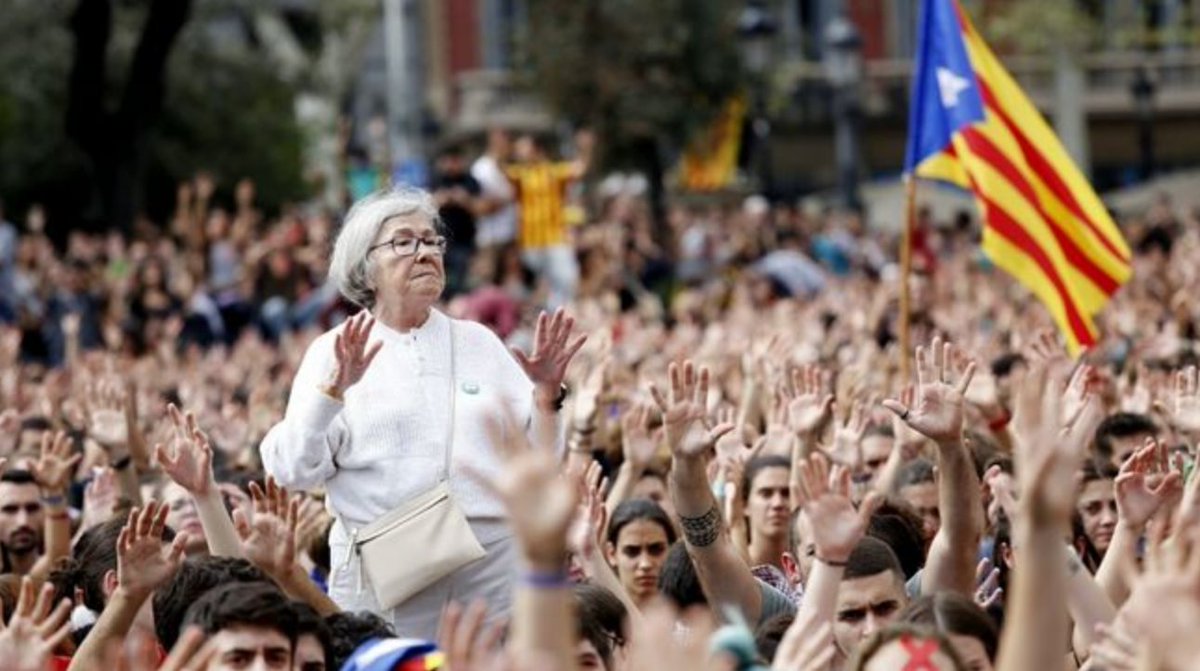HiginiaRoig's tweet image. La llibertat és la raó de viure,
dèiem, somniadors, d’estudiants.
És la raó dels vells, matisem ara,
la seva única esperança escèptica.
La llibertat és un estrany viatge.
La llibertat és quan comença l’alba
en un dia de vaga general.

#Margarit
3 d'octubre de 2017
#vagageneral