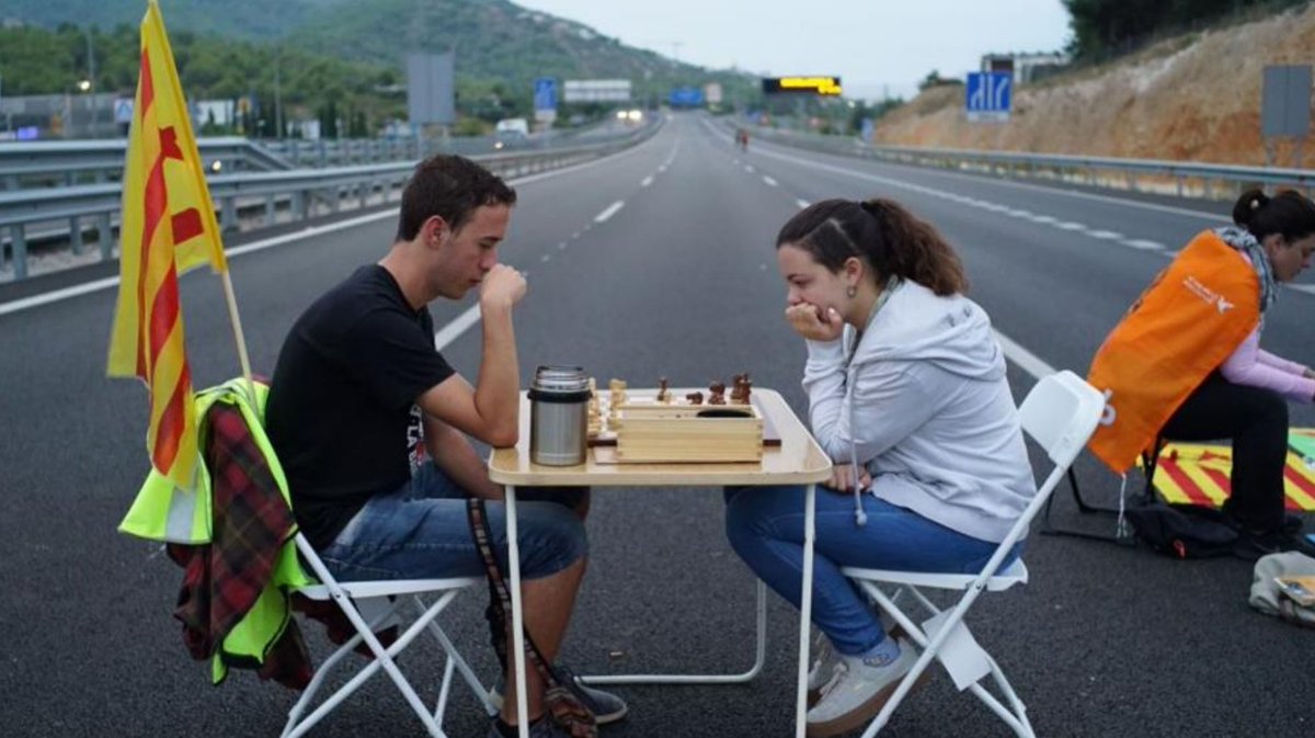 HiginiaRoig's tweet image. La llibertat és la raó de viure,
dèiem, somniadors, d’estudiants.
És la raó dels vells, matisem ara,
la seva única esperança escèptica.
La llibertat és un estrany viatge.
La llibertat és quan comença l’alba
en un dia de vaga general.

#Margarit
3 d'octubre de 2017
#vagageneral