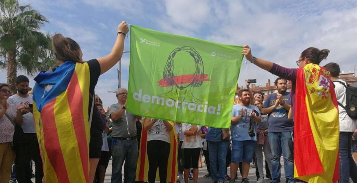 HiginiaRoig's tweet image. La llibertat és la raó de viure,
dèiem, somniadors, d’estudiants.
És la raó dels vells, matisem ara,
la seva única esperança escèptica.
La llibertat és un estrany viatge.
La llibertat és quan comença l’alba
en un dia de vaga general.

#Margarit
3 d'octubre de 2017
#vagageneral