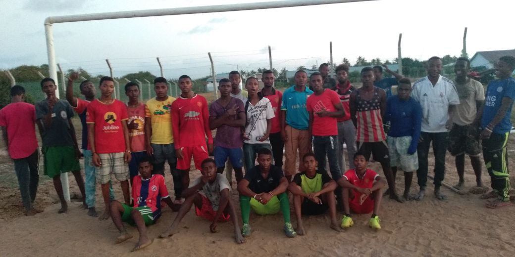 CaptainRuweida's tweet photo. Vijana wa kijiji cha siu ,Lamu Mashariki walikuwa na furaha kubwa Kwa kupata milingoti ya mpira wa miguu(Goal posts) kutoka Kwa hazina ya NGAAF iliyochini ya ofisi yangu. Mradi huu  utawasaidia vijana Kwa kuwapa motisha na  kuwaweka mbali na miondoko mibaya kama vile mihadharati. https://t.co/8OfINIJijg