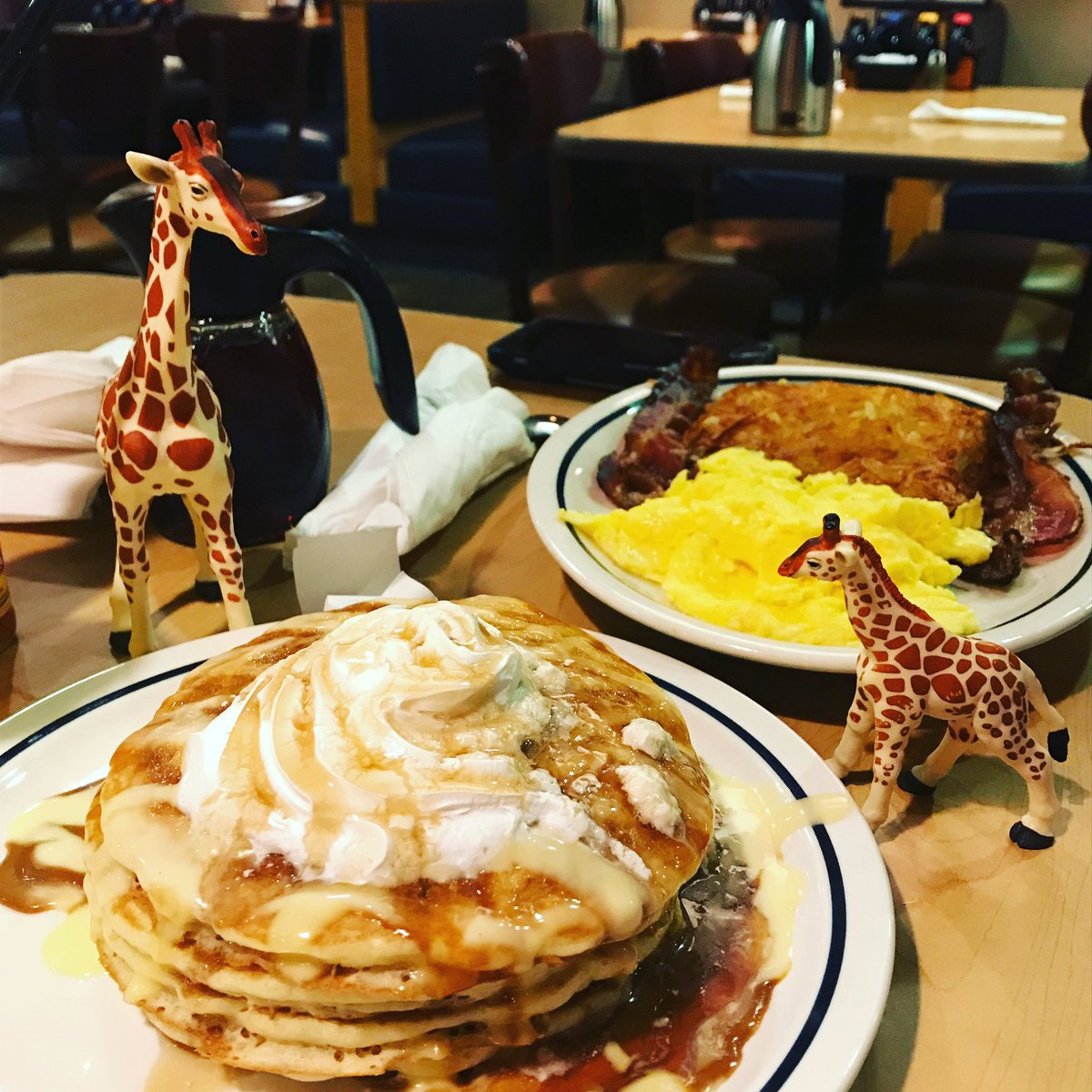 BLagiraffa's tweet photo. Breakfast for dinner!!! 🥞 ❤️❤️❤️ #giraffelife https://t.co/vDe6oA5qW5