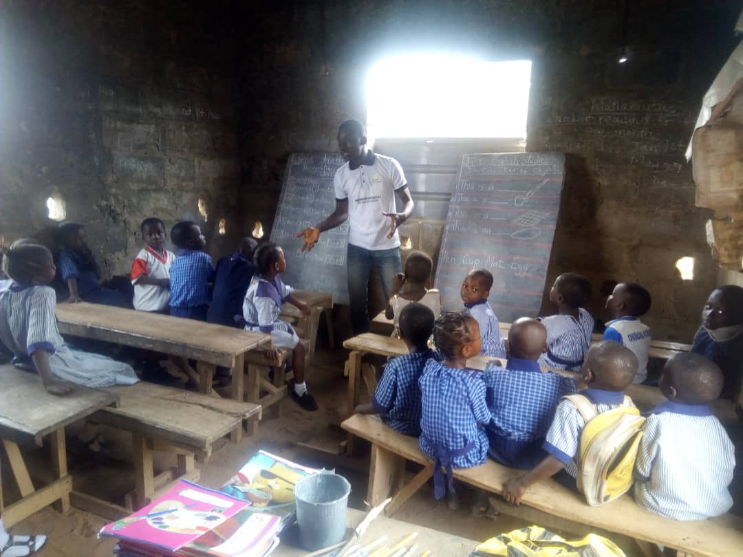 Graceland_ng's tweet photo. If literacy must increase in communities like this, it would not only be because there's free education and scholarship, but because the kids know the essence of education. @UNICEF_Nigeria @Slum2School Help us teach more kids like them.
#SupportBackToSchoolProject
#NigeriaAt58 https://t.co/2sPNegjsoY