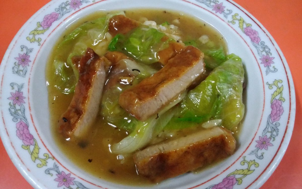 じゅらく亭です こんにちは ノ 今日は穏やかな秋の陽気 ですね 今日も元気に営業中 皆様のお越しをお待ちしてますヾ ノ 1枚目 排骨飯 ぱいくうはん 650 2枚目 担仔麺 たんつうめん 500 パクチーとセロリとニラとねぎ