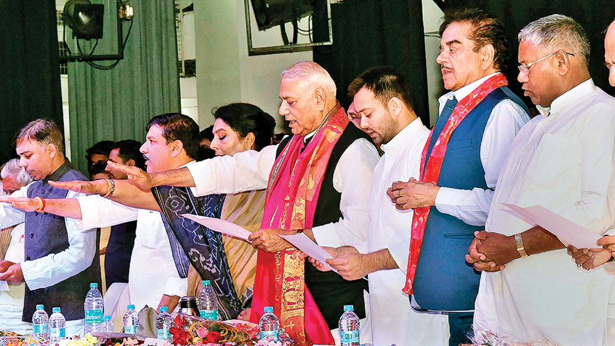 voteforneta's tweet image. शत्रुघ्न-यशवंत की जोड़ी ने चुन-चुन कर केंद्र सरकार पर किए हमले, गिनाई नाकामियां
voteforneta.com/news/450

@ShatruganSinha @YashwantSinha @BJP4India #PMModi #PMModiFor2019