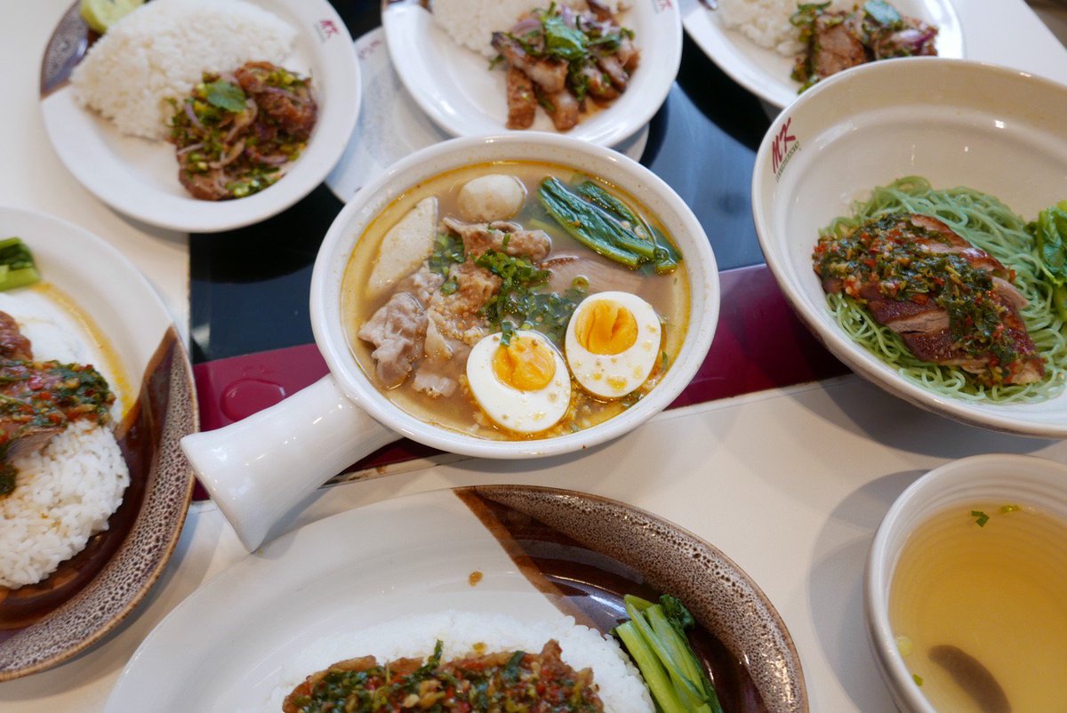 nutyoyo's tweet photo. ไปลองชุดอาหารกลางวัน MK Happy Lunch มาละ เซ็ตละ 99 บาท ในเซ็ตมีอาหารจานหลัก ซุป และน้ำที่ให้เลือกระหว่างกาแฟกับชามะนาว เมนูเป็ดกับหมูกรอบมาแบบจัดเต็ม

เราสั่งข้าวหน้าเป็ดย่างแซ่บ เรื่องคุณภาพเป็ดไม่ต้องสืบ ส่วนน้ำราดสุดแซ่บจะเปรี้ยวๆ หอมข้าวคั่วหน่อยๆ เซ็ตเดียวอิ่มเลย #อร่อยไปแดก https://t.co/c2IBU2Lyxq