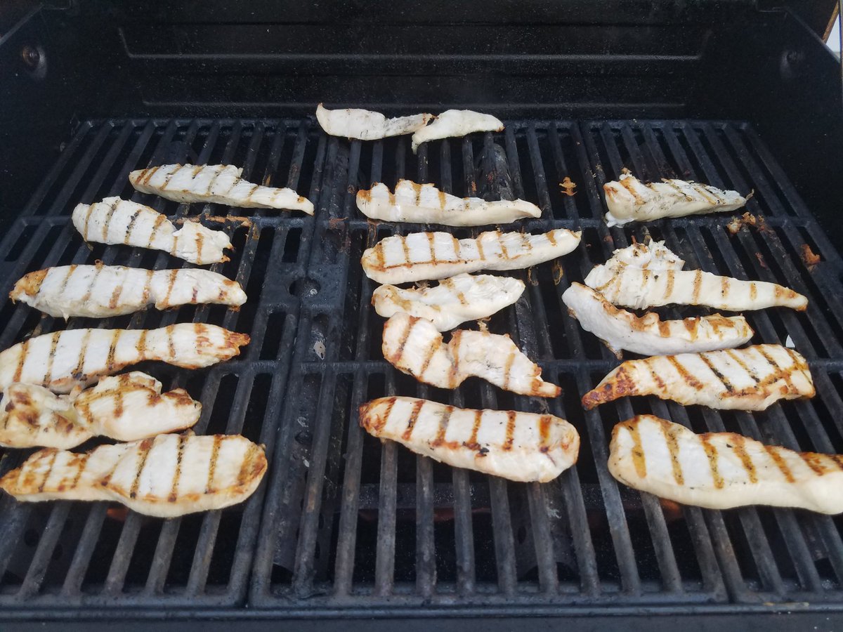 JenBeginsAgain's tweet photo. Chicken is so much better with lines on it! #chicken #grilling #lunchprep #Health https://t.co/GHRF6IfJWG