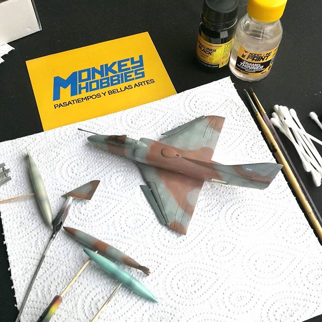 mmpaint's tweet photo. Gran trabajo en progreso con productos #MonkeyModellingPaint #A4C #fuerzaaereaargentina #faa #aircraftmodelling #aircraft #plamodel #scalemodelling #plasticmodel @officialairfix #LacquerColorForAirbrush #EnamelColorForWeathering #ModellingPigments… https://t.co/zTLe5BzADO https://t.co/7B2r84uhh8