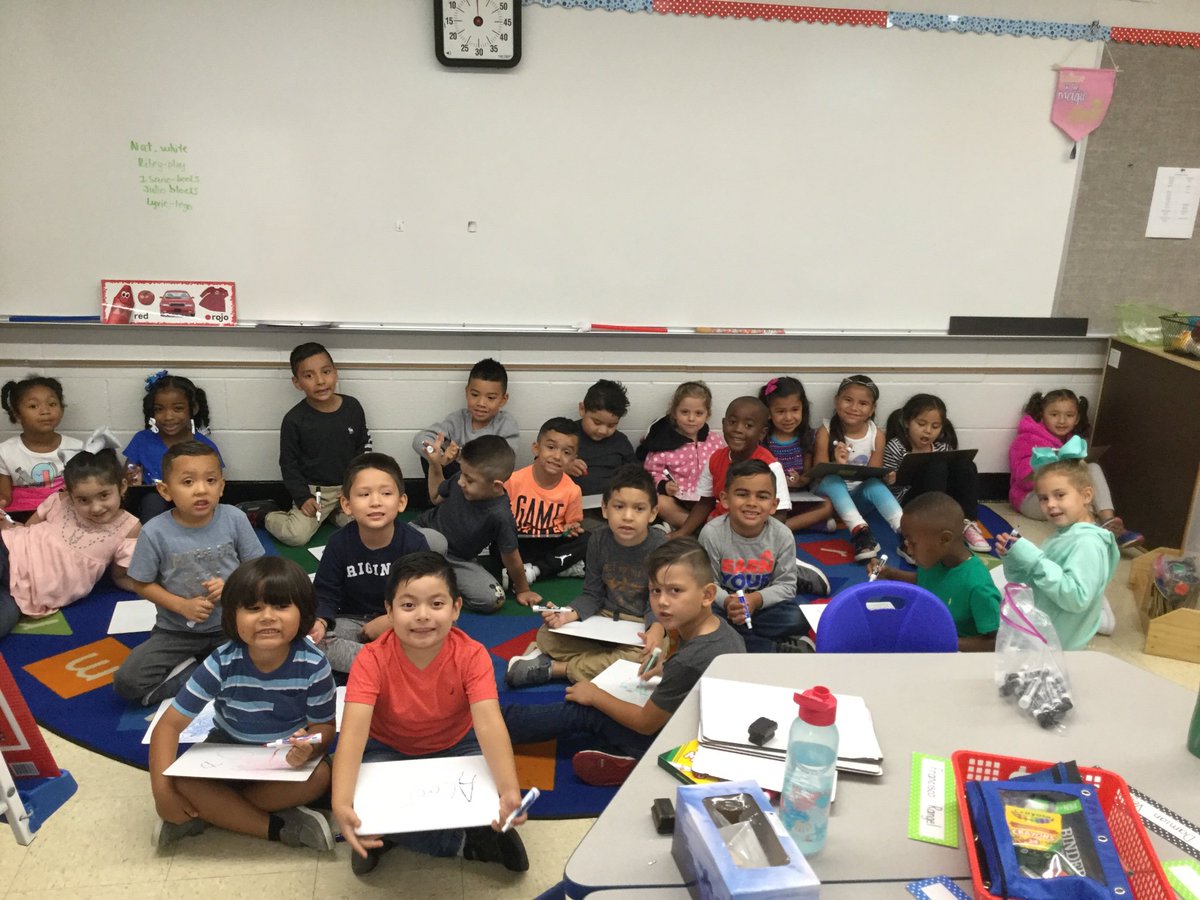 Ariaskdg9's tweet photo. Bienvenidos al Kinder! https://t.co/v89NpOSaIe