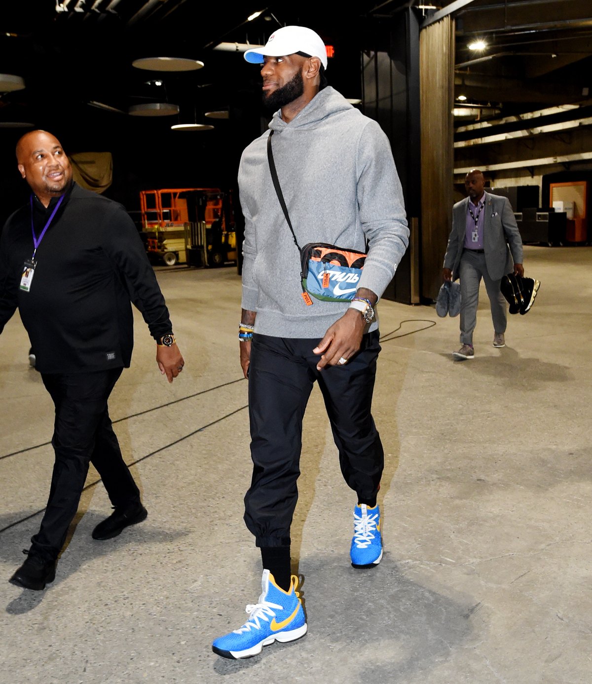 Complex Sneakers al Twitter: ".@kingjames arrives at Staples in the “Waffle Trainer” Nike LeBron 15. Andrew Bernstein https://t.co/fsPKJQbFgk" / Twitter