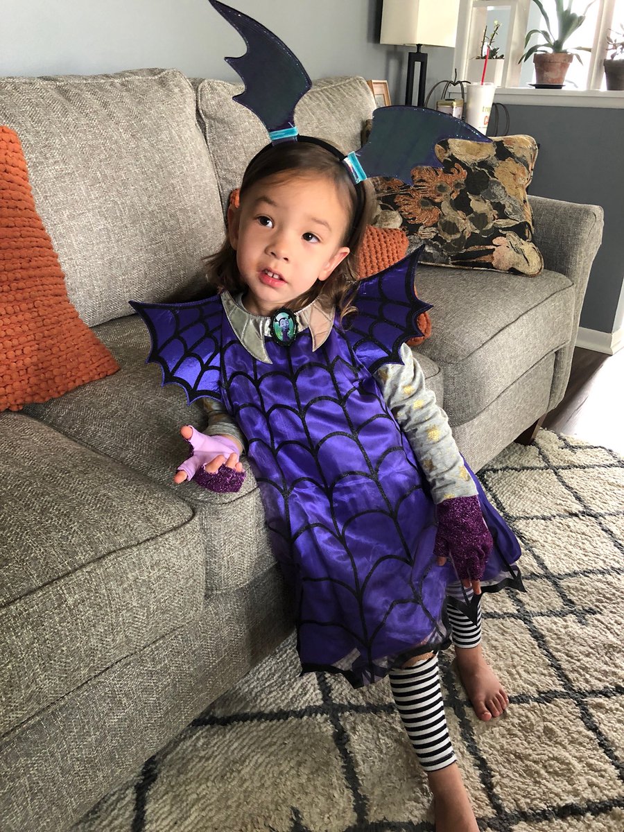 alyssajoye's tweet image. my niece is metal af. #VAMPERINA!