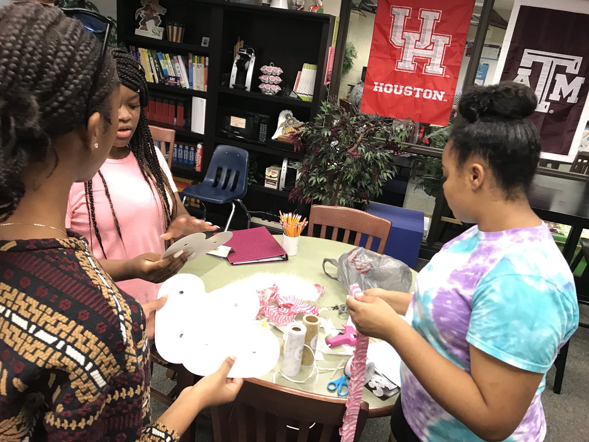 Queensofkf's tweet photo. Our Queens making Queens of Kf mums and posters for Homecoming! π€£π#Queensofkf #girlpowerment #kleinforest #KleinISD https://t.co/0SvlbXsjhN