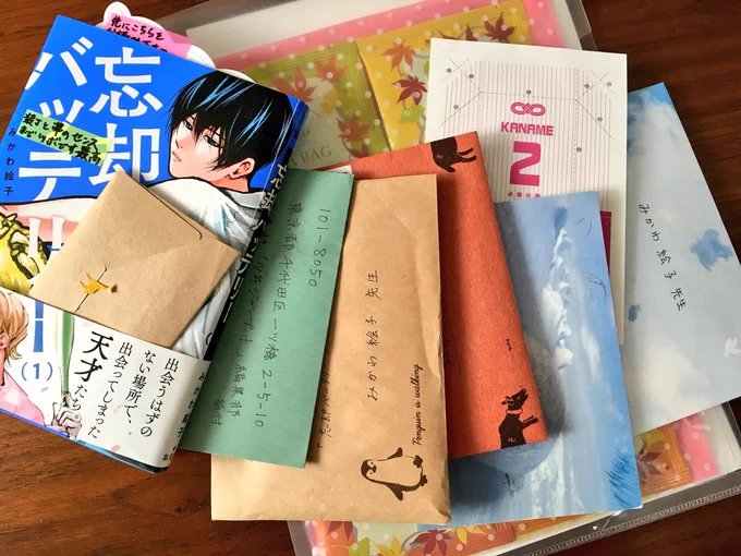 お手紙届いております。お心のこもったものばかりで涙が出ます。手書きの文字を読むと「ちゃんと人が読んでくれてるんだ」という当たり前のことにハッとしますね…巷で噂の付箋ファンレターも頂いてしまいました。大変嬉しゅうございます?連載頑張… 