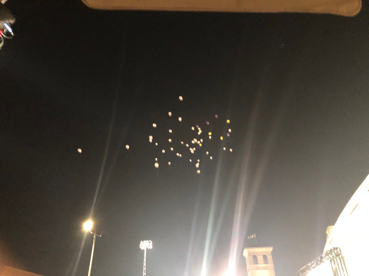 44 balloons released to honor Wayde Sims tonight at campus candlelight vigil. RIP Wayde. Forever Tiger  #Sims44 <a href="/lsu/">LSU</a> ⁦<a href="/LSUstudents/">LSU students</a>⁩