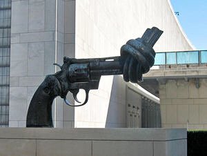Did you know that the ‘#NonViolence’ sculpture also known as the #knottedgun by #Swedish #artist Carl Frederik #Reuterswärd was a gift by the 🇱🇺 #Luxembourg @gouv_lu to the @UN in 1988, one of the first three models of the sculpture #Gandhi150 #Bapuat 🇮🇳 #mahatmagandhi 🇮🇳