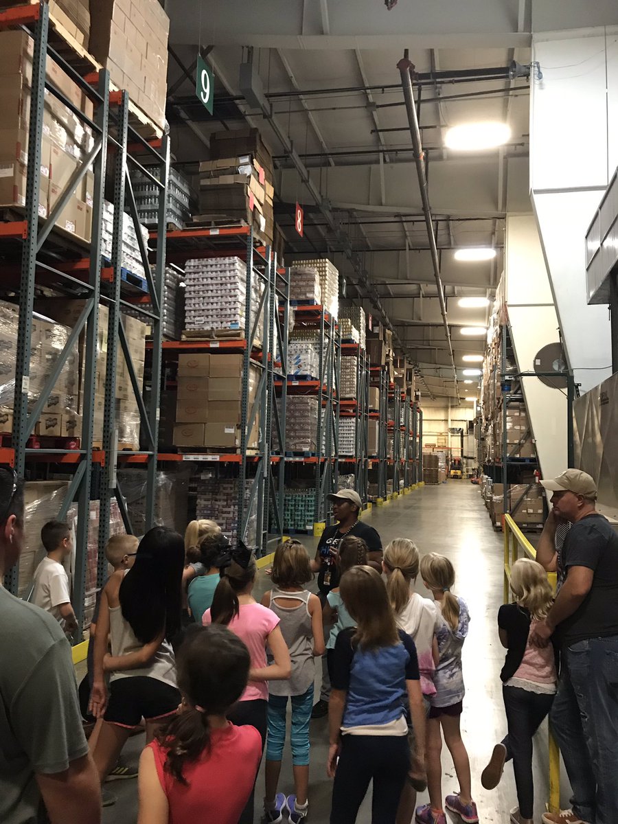 MsHogan_306's tweet photo. I love the nights when we go to Harvesters with students! We bagged a lot of onions and sweet potatoes tonight. We also learned a lot about a great organization that helps so many in our region! @KBElementary @HarvestersORG #kb4thgrade https://t.co/5lKV2EnoYN