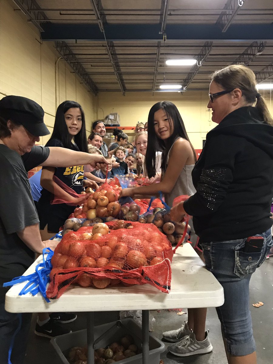 MsHogan_306's tweet photo. I love the nights when we go to Harvesters with students! We bagged a lot of onions and sweet potatoes tonight. We also learned a lot about a great organization that helps so many in our region! @KBElementary @HarvestersORG #kb4thgrade https://t.co/5lKV2EnoYN