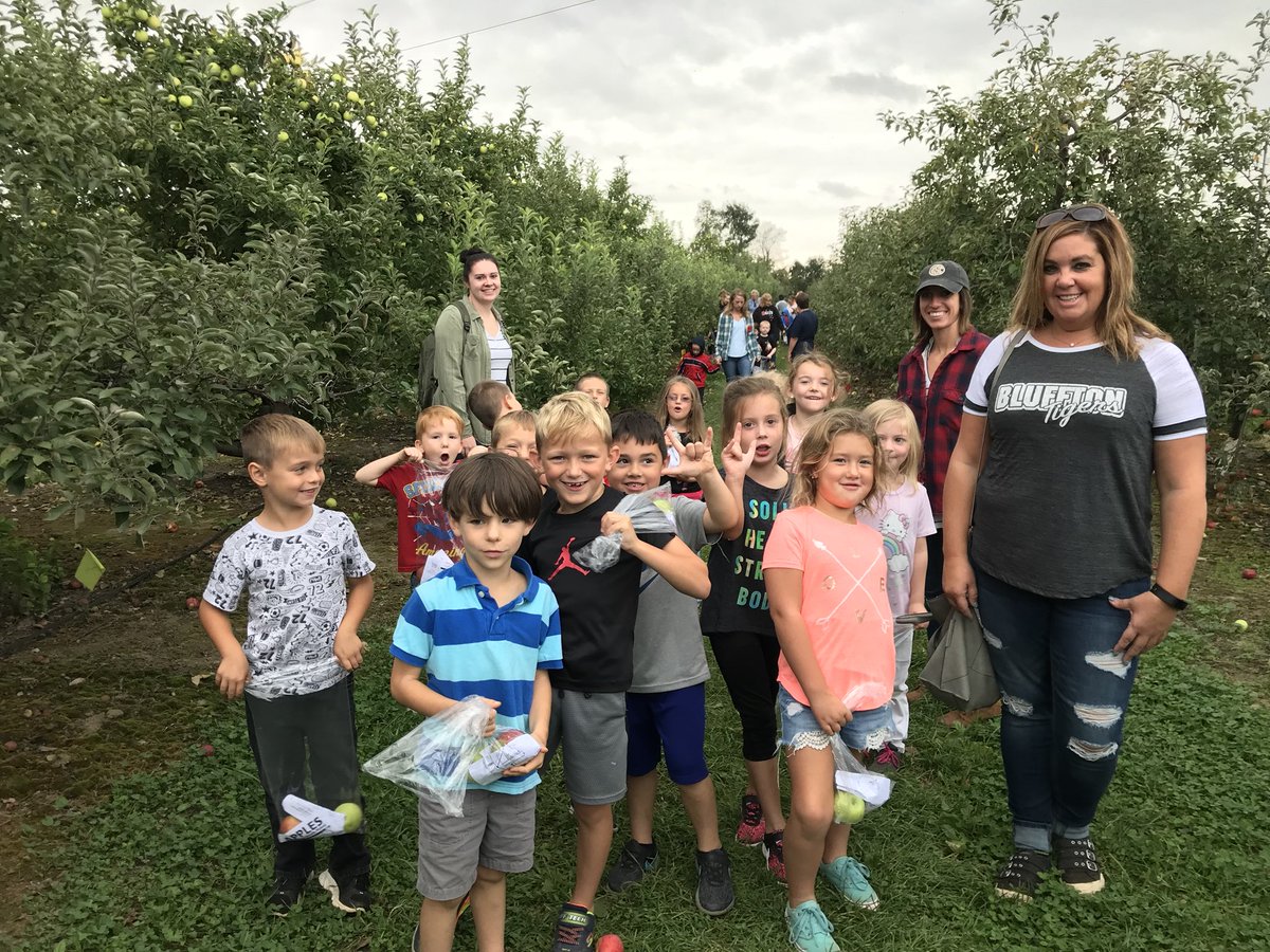 joyce_jevans's tweet photo. Had a great time at the apple orchard and pumpkin patch. We got to pick our own apples. https://t.co/yRKHHg8Veb