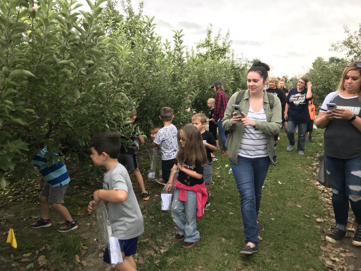 joyce_jevans's tweet photo. Had a great time at the apple orchard and pumpkin patch. We got to pick our own apples. https://t.co/yRKHHg8Veb