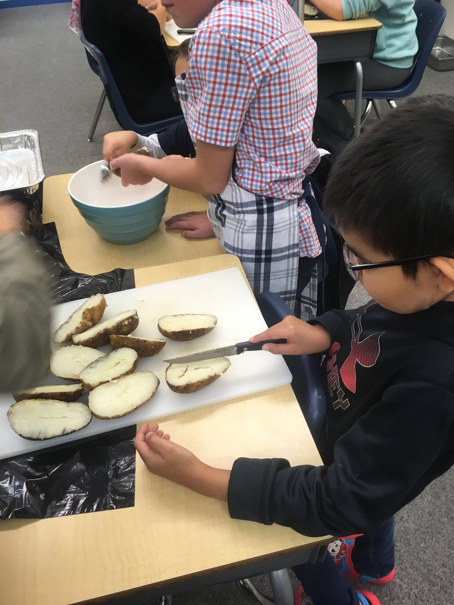 West Bench Elementary Gr.4/5’s busy prepping for tomorrow’s whole school fall feast #sd67 <a href="/mrsmajorwolf/">Steph Major</a> <a href="/darryltenisci/">Darryl Tenisci</a>