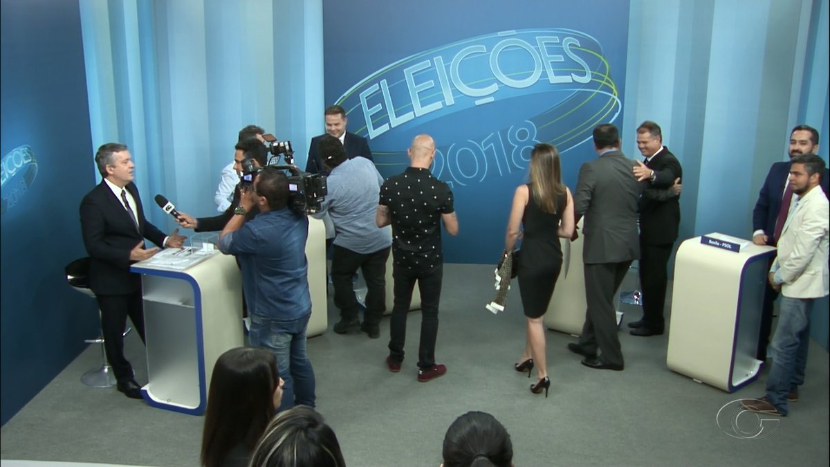 TheDiegoLeonel's tweet photo. todo mundo invadindo agora #DebateAL https://t.co/m0YVgssfhu