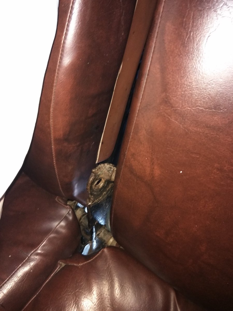 gopan40's tweet photo. @GMSRailway paid Rs 720 to get tatkal ticket from Erode to Chennai in 12680 intercity EXP instead of the normal fare of 575. But here is what I got on C2 coach seat 12 : Broken food tray and no right armrest. https://t.co/V3RnOKMpMP