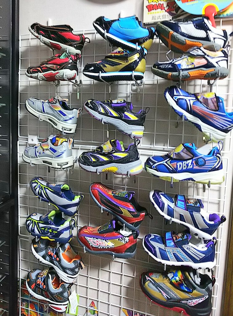ペキンさん Adidasのような一流メーカーでなくとも ドラゴンボールの子供靴をピシッと並べれば なんかプレミアついてるような錯覚をするのではないか という展示方法 提案