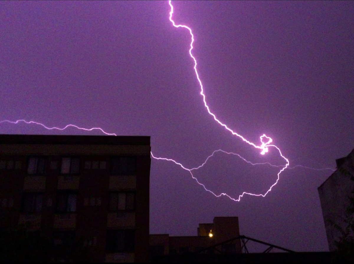 stormviation's tweet image. Managed to capture this really incredible lightning bolt during the storm. @NY1weather @TRAVELSnCHASES @StormHour #NYC #NYCwx #lightning #thunderstorm #stormhour