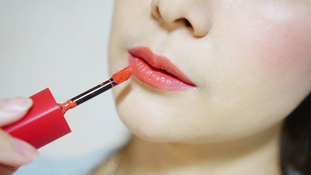 bowy06's tweet photo. อ่ะปาดลิปที่กำลังปลื้มอย่าง Laneige Tattoo Lip Tint สักหน่อยเนื้อดีอะไรแบบเน้ๆๆ อันนี้สี Rose Prism นะจ๊ะเดี๋ยวเย็นนี้จะลงบล็อคสวอชทั้ง5สีให้ชมกันเน้ออ LANEIGE Thailand #laneigethailand #tattooliptint #bowmewitem #momybowy #howtobeauty #howtobeperfect #ไว้รีวิวห้ามขายของโว้ย https://t.co/KzcsJjzPqq