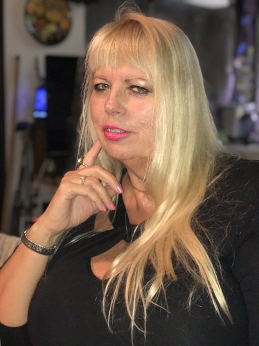 My hair done 💁&zwj;♀️ today color touch up flying to Chicago on Wednesday for a week https://t.co/kA5YHG