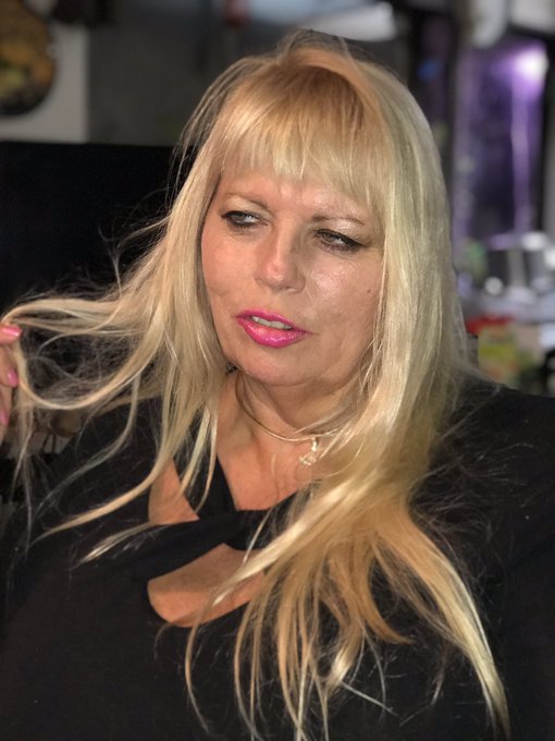 My hair done 💁&zwj;♀️ today color touch up flying to Chicago on Wednesday for a week https://t.co/kA5YHG