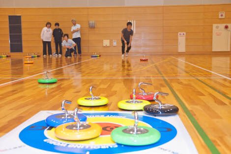 Uzivatel ミズキ Na Twitteru 室内でできるカーリングで カローリング っていうスポーツがあるんですけど カーリングと何が合わさった名前かで盛り上がっててフロアとかフローリングとか言ってたら正解が 軽やかなローリング だったので全員玉砕した Uzivatel ミズキ Na Twitteru 室内でできるカーリングで カローリング っていうスポーツがあるんですけど カーリングと何が合わさった名前かで盛り上がっててフロアとかフローリングとか言ってたら正解が 軽やかなローリング だったので全員玉砕した