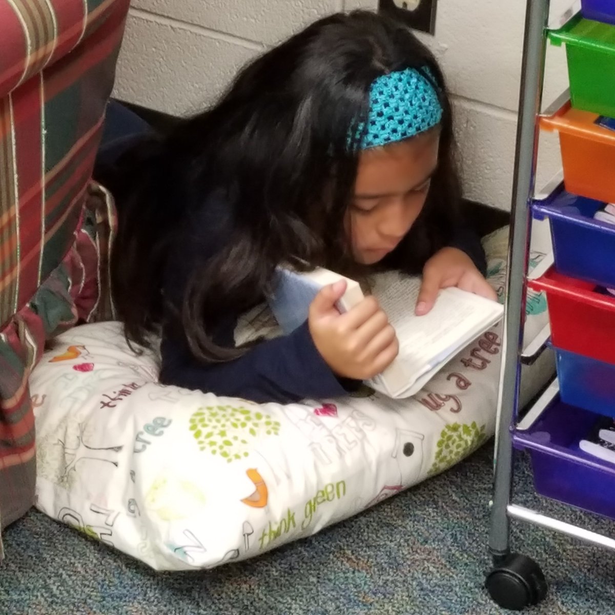 FrankElem5th's tweet photo. Love it when my students are so engaged in their reading that they had no idea I was taking their picture! #BenferAdventure #promise2purpose https://t.co/vzxrOKqrhA